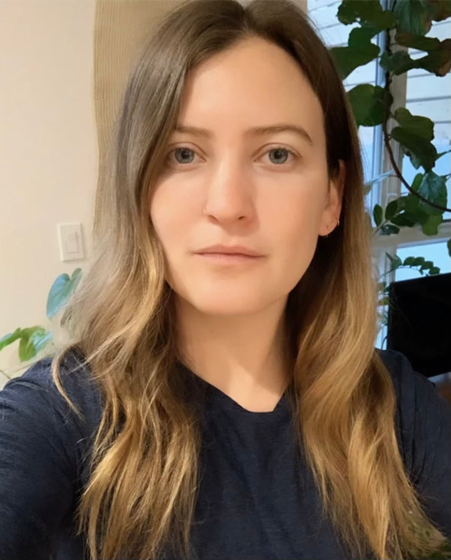 woman with smooth, frizz free hair, after using dimo silk scrunchies